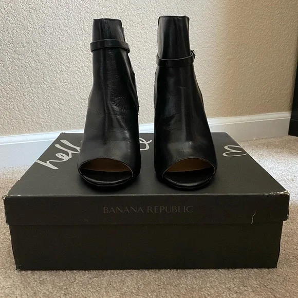 NIB Banana Republic Gayle Peep Toe Booties - Picture 1 of 4